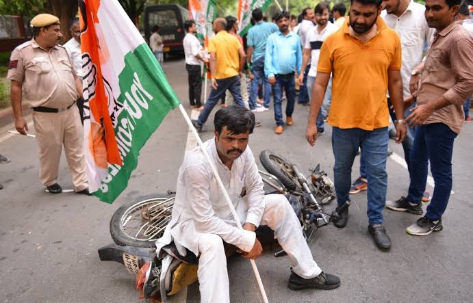 Youth Congress protest against the removal of SPG cover of Gandhi clan, burn Amit Shah and PM Modi effigies