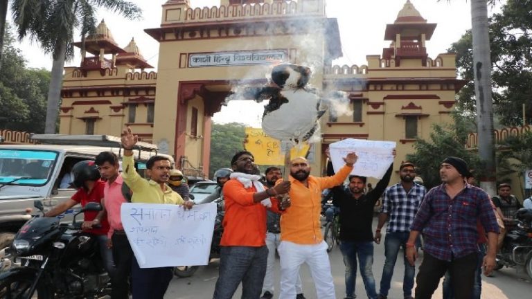 As students burn VC’s effigies, Shankacharya writes to PM Modi on the BHU protests, PMO asks BHU admin for report