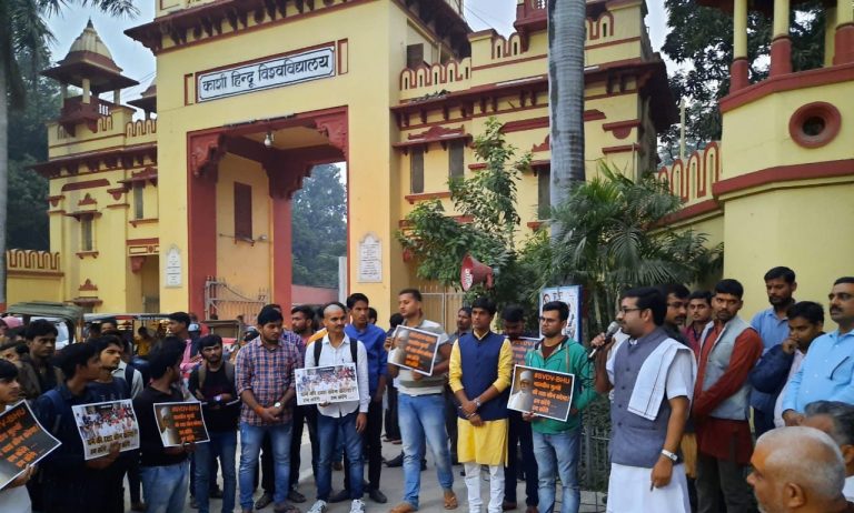 BHU students organise Rudhrabhishek as part of agitation against appointment of non-Hindu to the faculty of theology