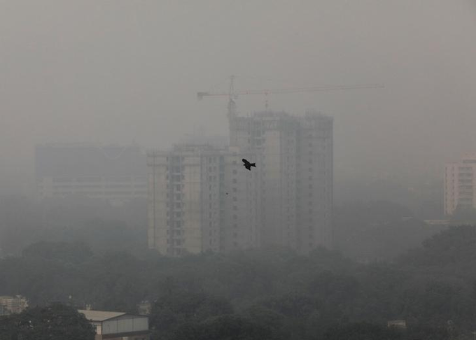 Delhi reels under horrific levels of pollution, AQI levels cross 900 in some places, flights affected