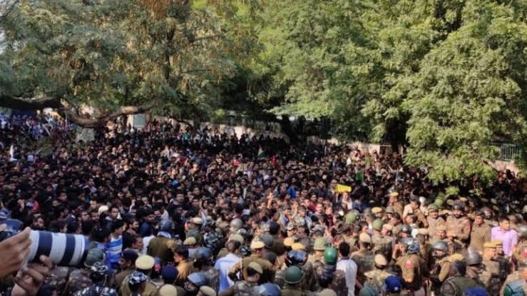 ‘Azadi’ slogans make a comeback as JNU protestors march towards parliament
