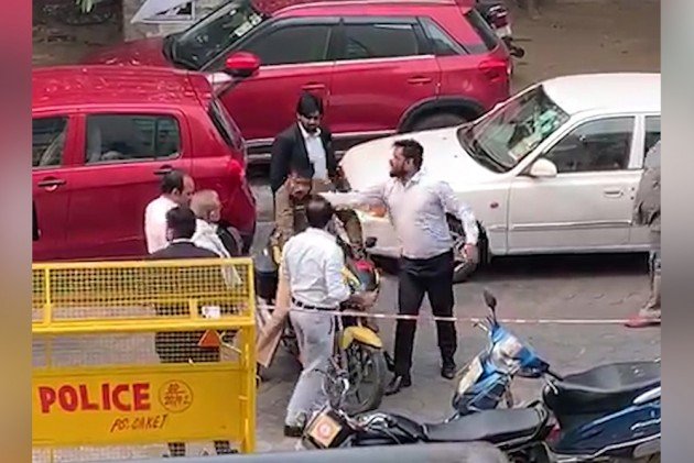 Hooliganism of Delhi lawyers continues, now an on-duty policeman assaulted near Saket District Court