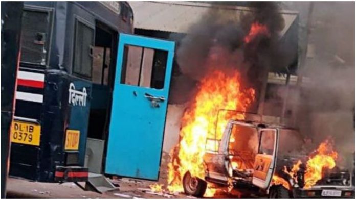 lawyers ve police in Delhi court