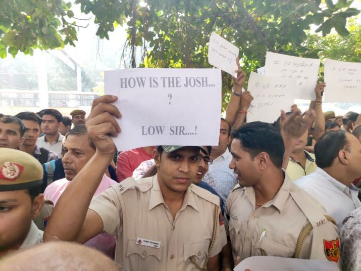 Delhi Police vs Lawyers: Police personnel carry out protest outside Delhi police HQ over repeated assaults by lawyers