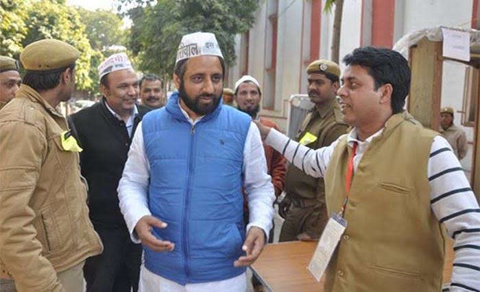 AAP MLA and Delhi Waqf Board Chairman Amanatullah Khan rewards Md Minhajuddin, who got ‘injured’ during Jamia anti-CAA riots