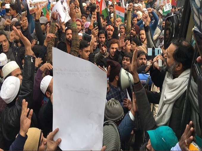 Anti CAA protests: Protesters detained in several cities, Delhi protestors may have been mobilised from other states through WhatsApp