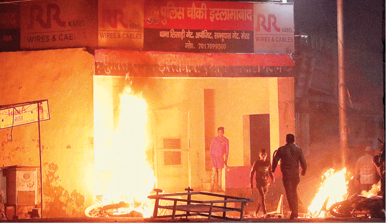 Meerut: Anti-CAA rioters trap RAF police forces in a house and try to burn them alive, 4 rioters killed after bullets fly from both sides