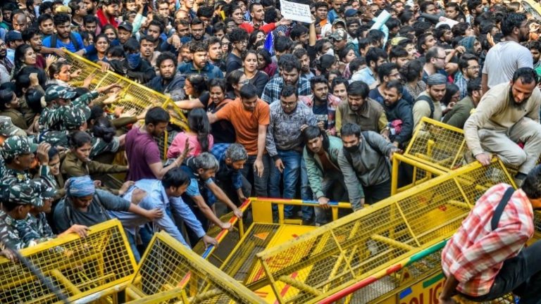 JNU ‘students’ march to Rashtrapati Bhavan to protest against fee hike, police lathi charge to control the unruly mob