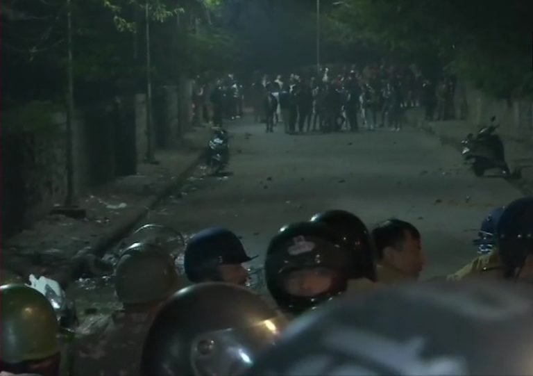 While AltNews tries to shield Jamia rioters, here are images that show the library ‘students’ clearly carrying stones