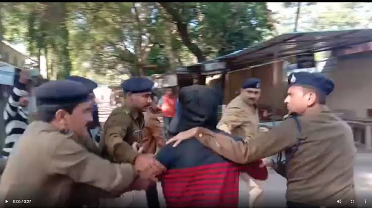 Indore, Madhya Pradesh: Angry lawyers in Mhow court premises attempt to thrash the accused rapist of a minor girl