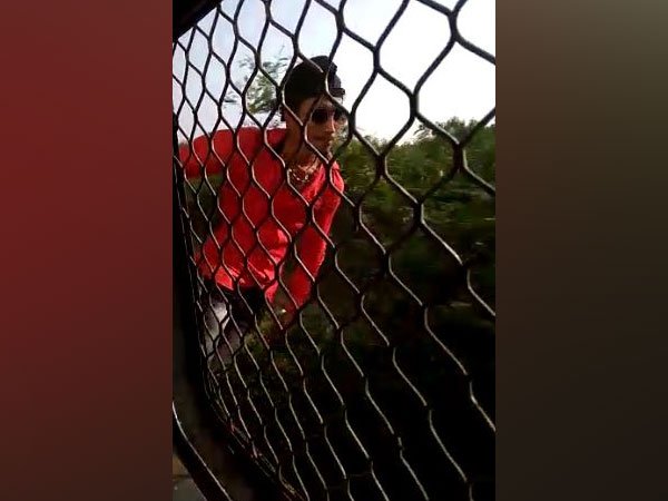 Watch: 20 year old Dilshan dies while attempting stunts on local train in Mumbai