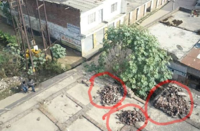 57 houses identified in Firozabad that had stones and bricks placed on their roofs