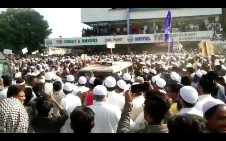 Watch: Muslim mob in Gujarat’s Palanpur where MLA Jignesh Mevani led protests goes violent, attacks police van
