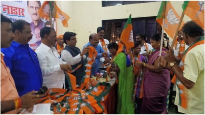 400 Shiv Sena workers join BJP at an event in Dharavi