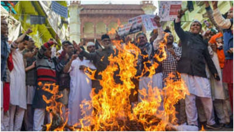 Rajasthan: Muslims burn Ajmer Dargah Diwan’s effigies after he asked them not to fear CAA, Sarwar Chisty demands act be repealed