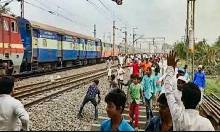 Anti-CAA riot in Bengal, an eyewitness account: An announcement, stone pelting, arson and scared passengers trapped in a tin box