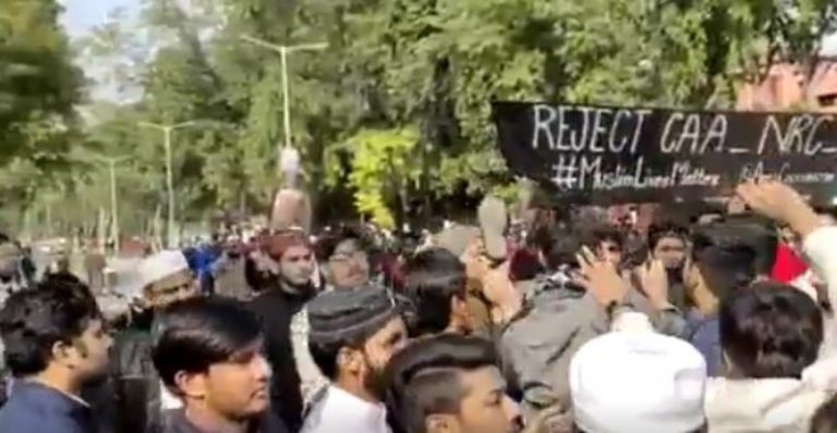Proctor of Aligarh Muslim University shown a shoe, called a pimp by students sitting on dharna against CAA and NRC