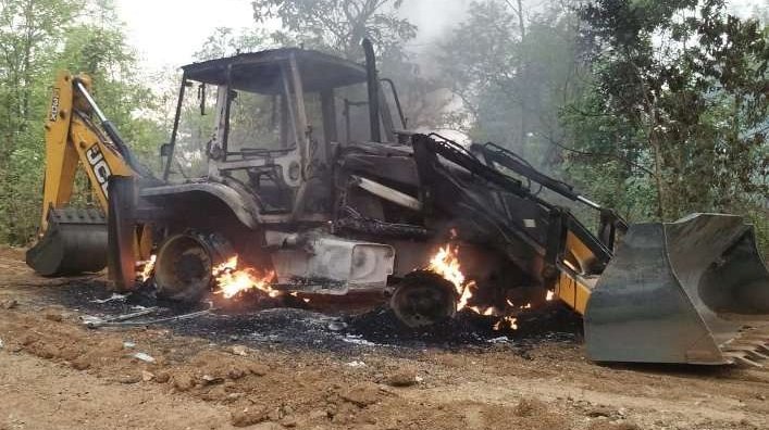 Jharkhand: Naxals kill employee of firm engaged in road construction, burn machines and issues orders to stop the work