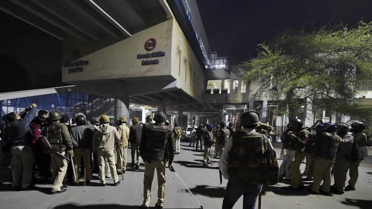 Delhi Police arrest one Ameer Hamza Khan with pistol and live ammunition at Jamia Millia Islamia metro station