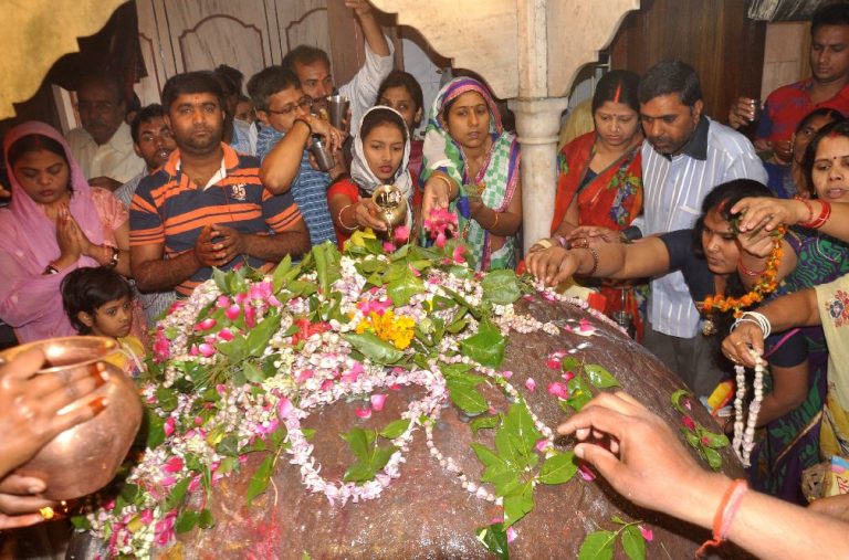 Dhoti for men and Sarees for women not compulsory for Sparsh-Darshan of Jyotirlinga at Kashi Vishwanath Temple, only discussion happened, clarify authorities