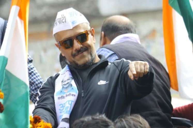 Months after “quitting” active politics, musician Vishal Dadlani campaigns for Aam Aadmi Party in Delhi