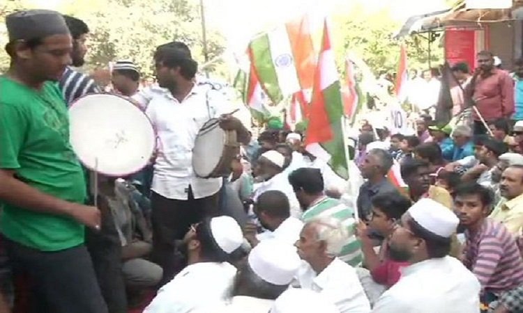 Anti-CAA protests: Muslim mobs hit streets across Tamil Nadu after police lathi-charge protestors for pelting stones, injure four policemen