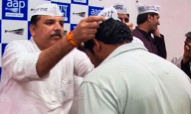 As Kapil Gujjar turns out to be AAP leader, here is how Sanjay Singh, who felicitated the shooter, blamed Amit Shah for Shaheen Bagh shooting