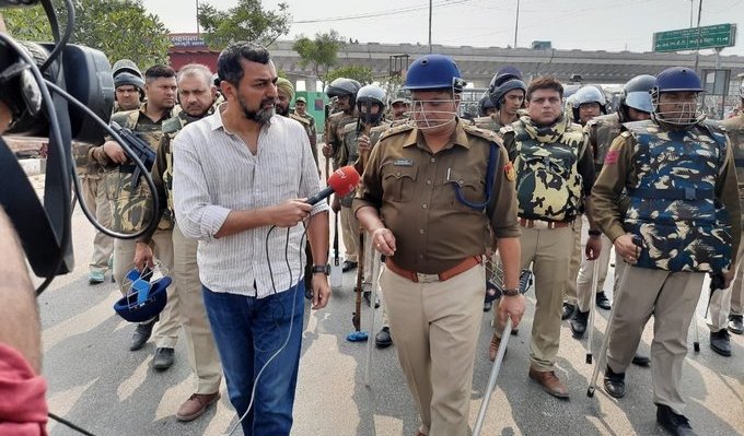 Delhi Riots: Muslim mob pelts stones at NDTV journalist Sreenivasan Jain while he was reporting from the ground, forcing him to leave the area