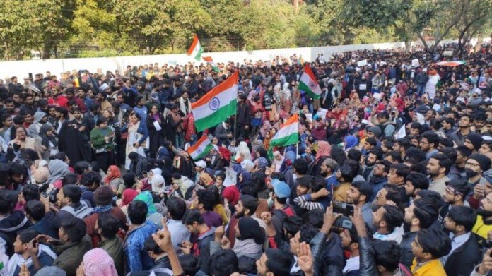 'Desh ke gaddaron ko, Goli maaro saalon ko': Pro-CAA protests carried out in Jamia, 40 detained