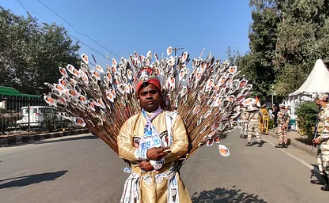 AAP ka Mor – How this Kejriwal fan dressed up as peacock is ‘winning’ the Internet