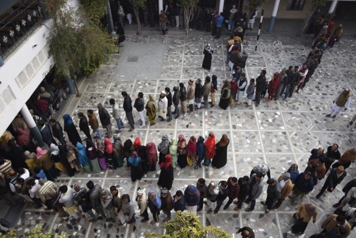 After chanting 'Kagaz Nahi Dikhayenge', Jamia Nagar and Shaheen Bagh queue up with voter IDs to cast their vote in Delhi elections
