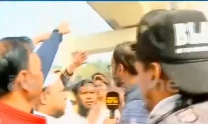 Watch: Muslim ‘protestors’ harass journalist, let him go after he proves he is Muslim