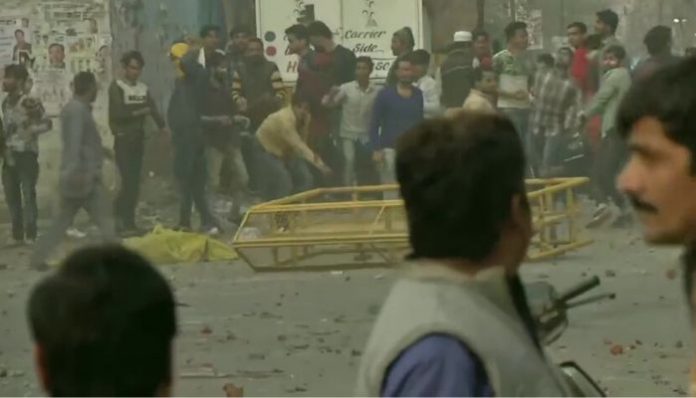 Delhi: Clash breaks out between Pro and Anti-CAA protestors in Maujpur