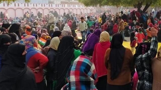 Muslim women raise azaadi slogans