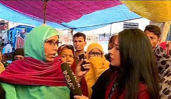 Shaheen Bagh 'protestors' heckle India TV journalists for exposing the truth of the empty protest site, blare siren to assemble mob