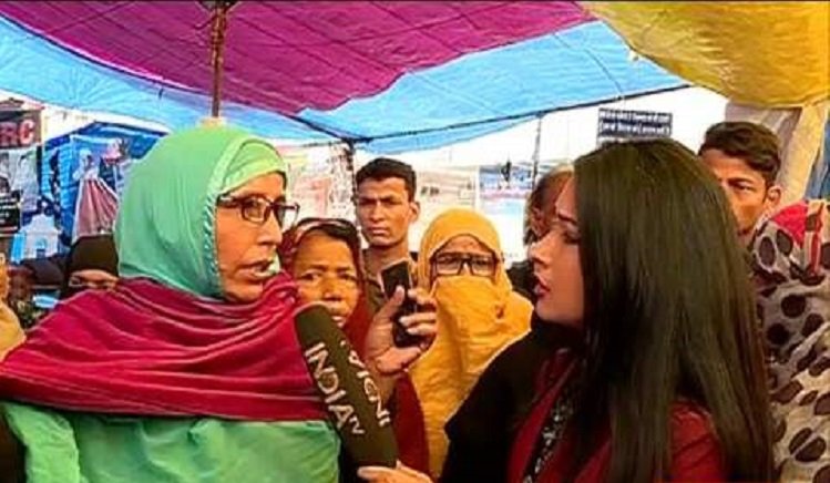Shaheen Bagh ‘protestors’ heckle India TV journalists for exposing the truth of the empty protest site, blare siren to assemble mob