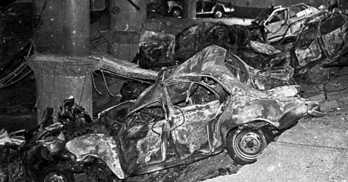 Deretan mobil meledak di Mumbai India 1993