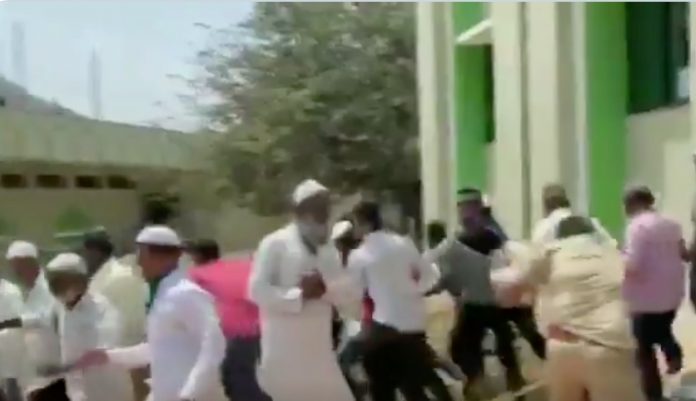 Belgaum, Karnataka: Police thrash people violating Coronavirus lockdown as they left Mosque after Namaaz