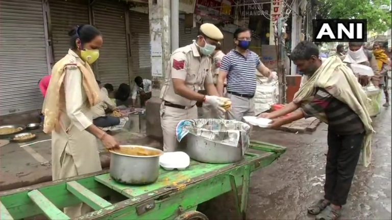 Delhi Police distributes freshly cooked food amongst the poor amidst Coronavirus lockdown