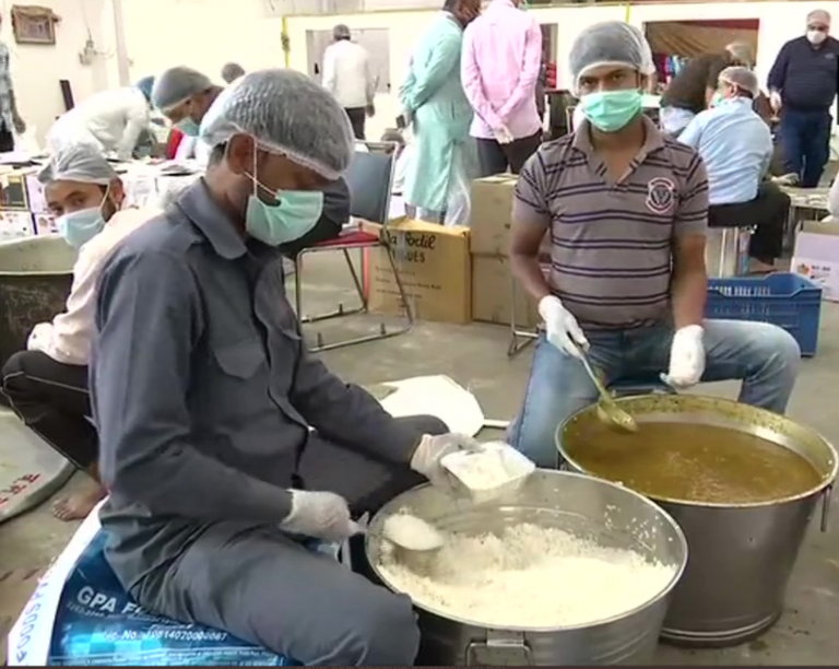 Aajtak falsely calls food preparation by Jhandewalan Temple Trust and Sewa Bharati volunteers for needy as Kejriwal’s “Community Kitchen”
