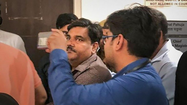 Delhi Riots: Tahir Hussain came to court to surrender covering his face with a mask, Delhi police were waiting for him in disguise