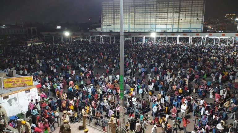 Coronavirus: AAP shrugs off responsibilities after pushing lakhs of UP-Bihar migrants under the bus in middle of pandemic, indulges in blame games