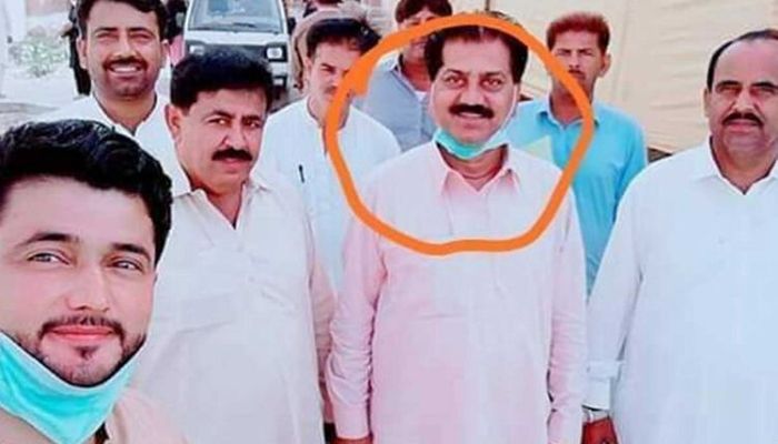 Pakistan: Government officials in Sindh take a selfie with Coronavirus patient, get suspended
