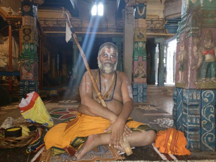 Mannargudi Jeeyar Swami feeds 200 homeless people amidst covid-19 lockdown