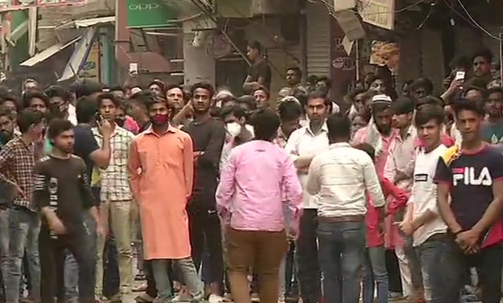 Covidiots: Defying lockdown orders, crowd gathers at Shaheen Bagh protest site after police clears up the roadblock