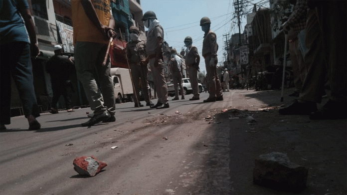 Police team gone to extract positive coronavirus patients hiding in a mosque in Meerut attacked by the locals