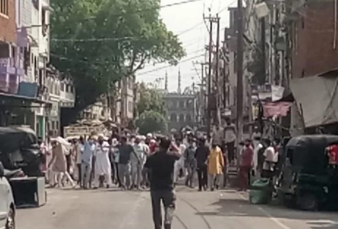Hundreds of Muslims came out in Balbhoonpura, Uttarakhand to prevent authorities from quarantining an Imam