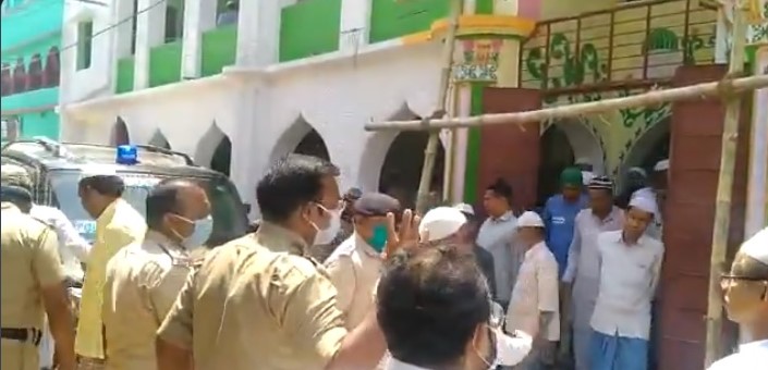 West Bengal: Hundreds of people gather in a mosque in Murshidabad for Friday prayers defying lockdown orders