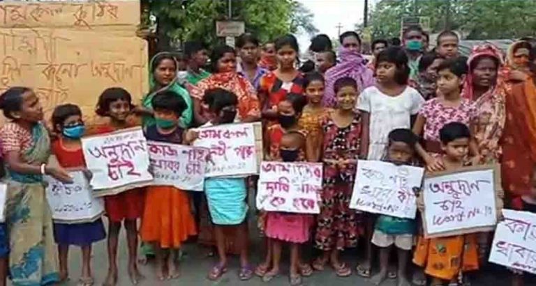 West Bengal: More than 400 families block road in protest claiming they have not received food in the last 20 days