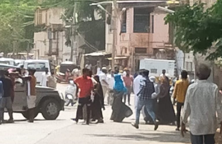 Karnataka: Muslim mob pelts stones at police officials after being stopped from offering mass namaz defying coronavirus lockdown